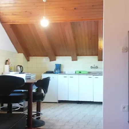 Cozy Seafront Retreat In Daire