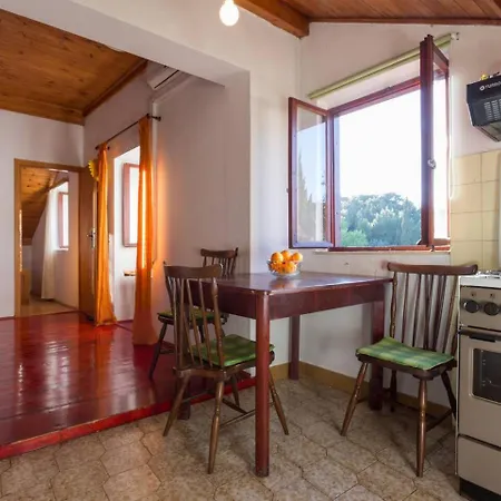 Cozy Seafront Retreat In 아파트 *