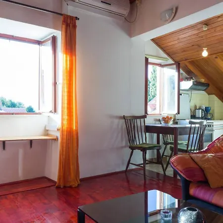 Cozy Seafront Retreat In 챠브타트