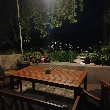 Cozy Seafront Retreat In Prázdninový dům *